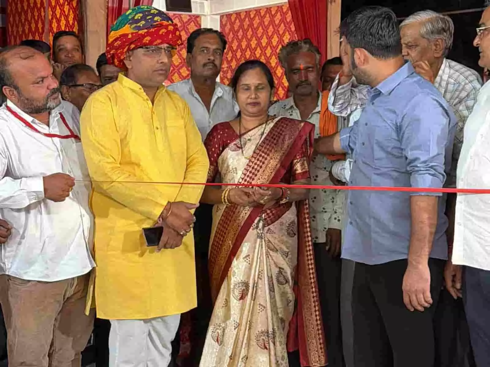 मेले का उद्घाटन करतीं नगर पालिका अध्यक्ष ममता चपलोत और अन्य नागरिक आवरी माता शक्तिपीठ फतेहनगर में मेले का उद्घाटन करतीं नगर पालिका अध्यक्ष ममता चपलोत और अन्य नागरिक आवरी माता शक्तिपीठ फतेहनगर में