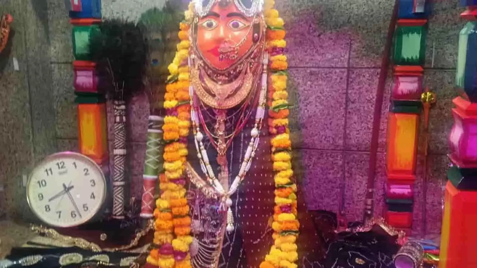 खेरोदा मंदिर में फूलों और मालाओं से सजी माताजी की मूर्ति खेरोदा मंदिर में फूलों और मालाओं से सजी माताजी की मूर्ति