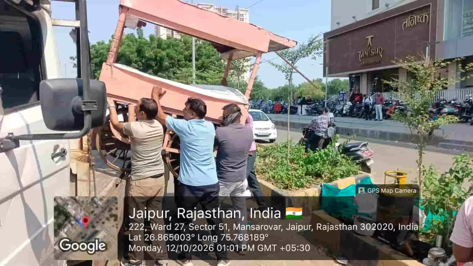तस्वीर में नगर निगम कर्मी मानसरोवर जयपुर में अस्थाई ठेला जब्त कर ट्रक में लोड कर रहे हैं। तस्वीर में नगर निगम कर्मी मानसरोवर जयपुर में अस्थाई ठेला जब्त कर ट्रक में लोड कर रहे हैं।