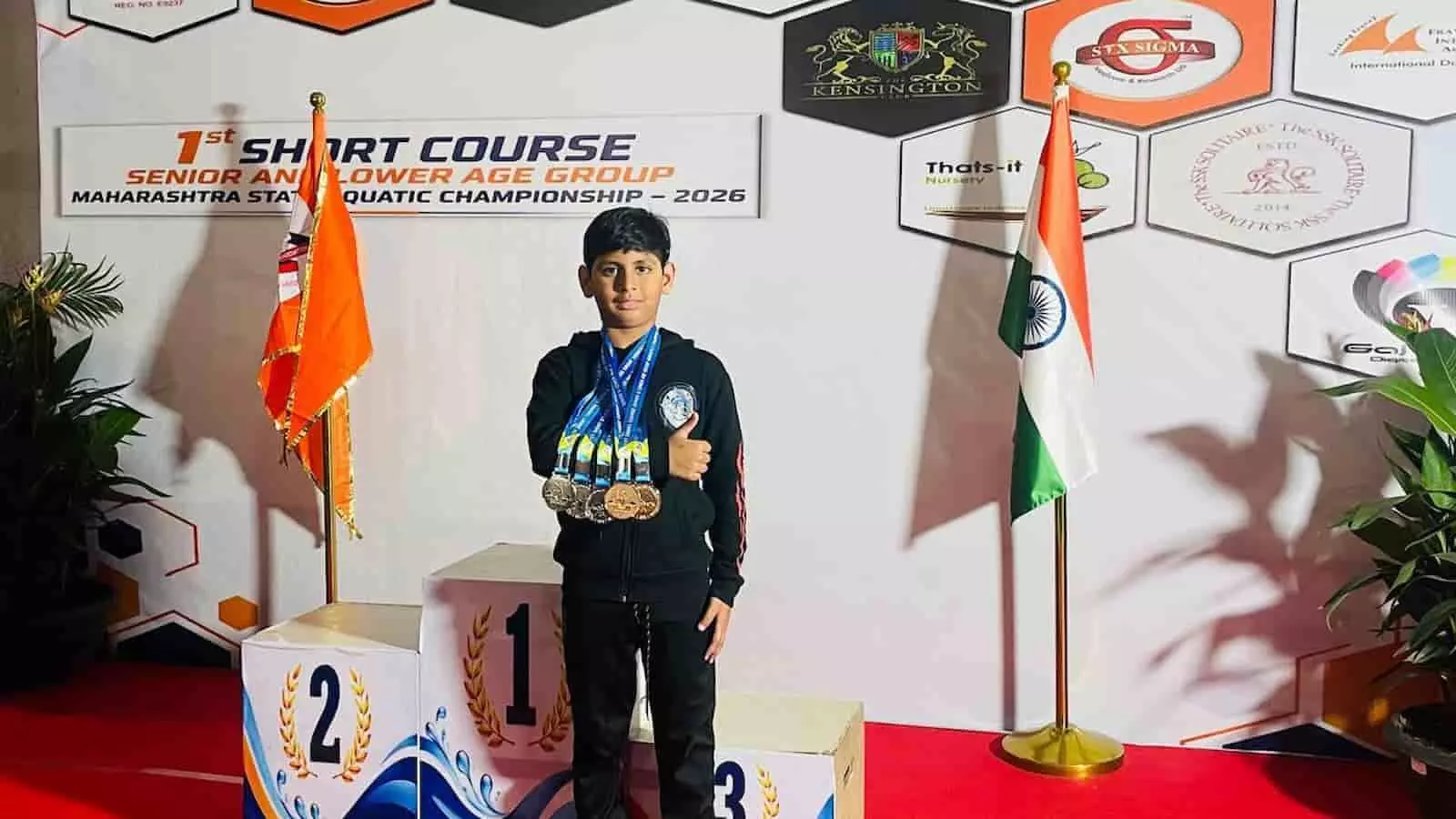 वर्धा के युवा तैराक निहार शेळके नाशिक में राज्यस्तरीय तैराकी प्रतियोगिता में पांच पदक जीतकर पोडियम पर खड़े हैं。 वर्धा के युवा तैराक निहार शेळके नाशिक में राज्यस्तरीय तैराकी प्रतियोगिता में पांच पदक जीतकर पोडियम पर खड़े हैं。