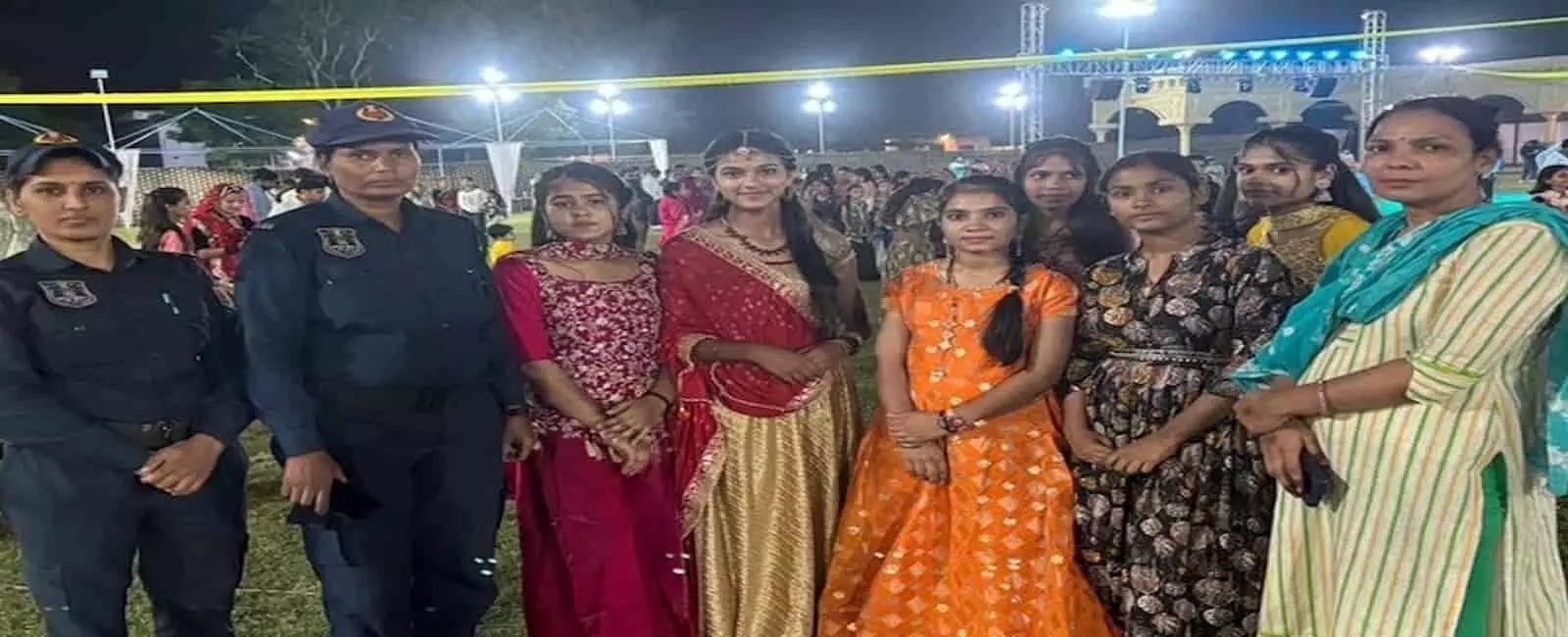 तस्वीर में कालिका पेट्रोलिंग यूनिट की महिला पुलिसकर्मी जयपुर के गरबा पंडाल में सुरक्षा व्यवस्था के तहत नजर आ रही हैं। तस्वीर में कालिका पेट्रोलिंग यूनिट की महिला पुलिसकर्मी जयपुर के गरबा पंडाल में सुरक्षा व्यवस्था के तहत नजर आ रही हैं।