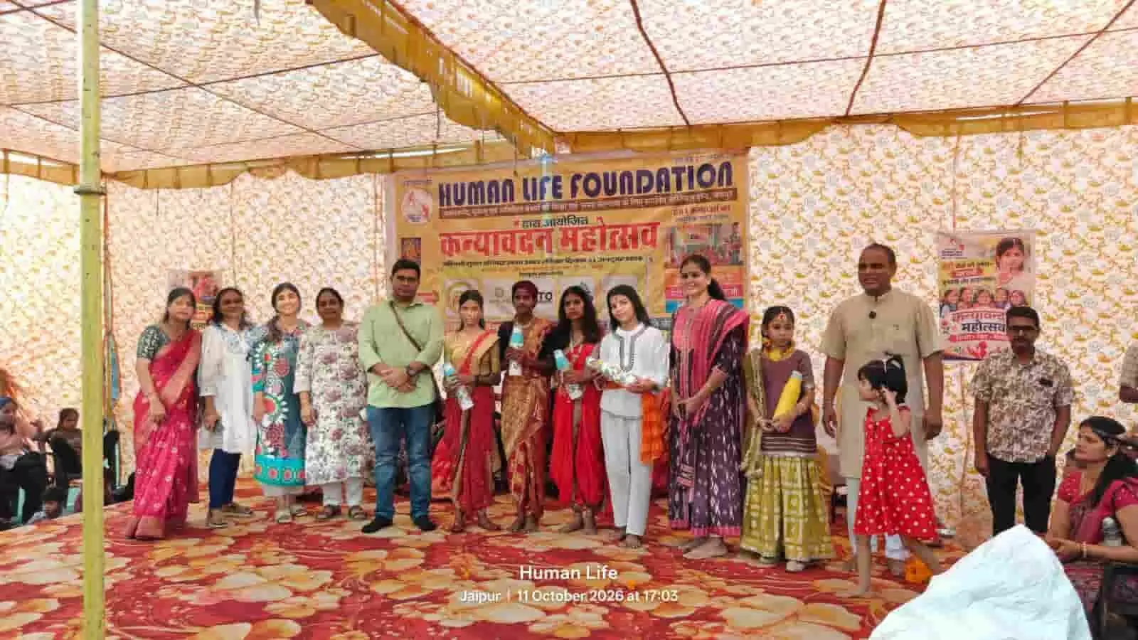 तस्वीर में जयपुर के कन्यावंदन महोत्सव के मंच पर अतिथि और बालिकाएं उपस्थित हैं। तस्वीर में जयपुर के कन्यावंदन महोत्सव के मंच पर अतिथि और बालिकाएं उपस्थित हैं।