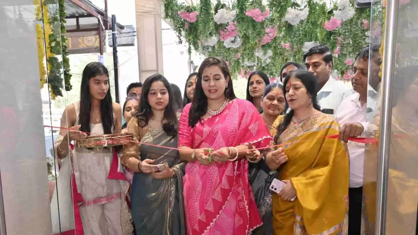 तस्वीर में पूर्व महापौर सौम्या गुर्जर जयपुर के मालगुडी एथनिक वियर शोरूम का फीता काटकर उद्घाटन कर रही हैं। तस्वीर में पूर्व महापौर सौम्या गुर्जर जयपुर के मालगुडी एथनिक वियर शोरूम का फीता काटकर उद्घाटन कर रही हैं।