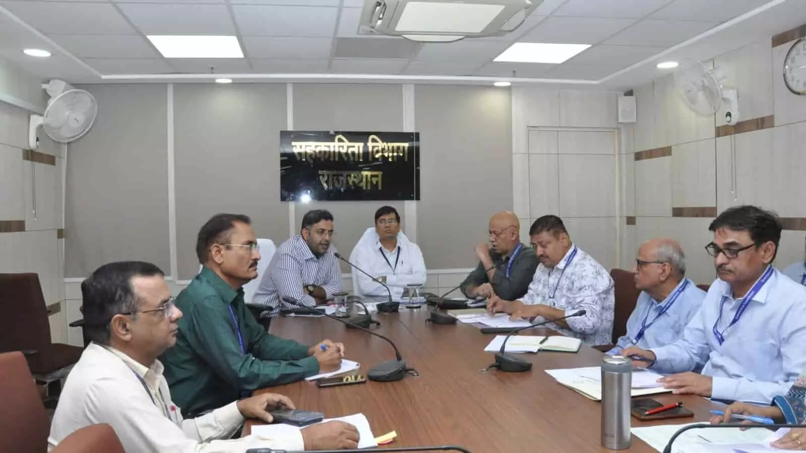 तस्वीर में सहकारिता विभाग राजस्थान के सभागार में अधिकारियों की बैठक आयोजित हो रही है। तस्वीर में सहकारिता विभाग राजस्थान के सभागार में अधिकारियों की बैठक आयोजित हो रही है।