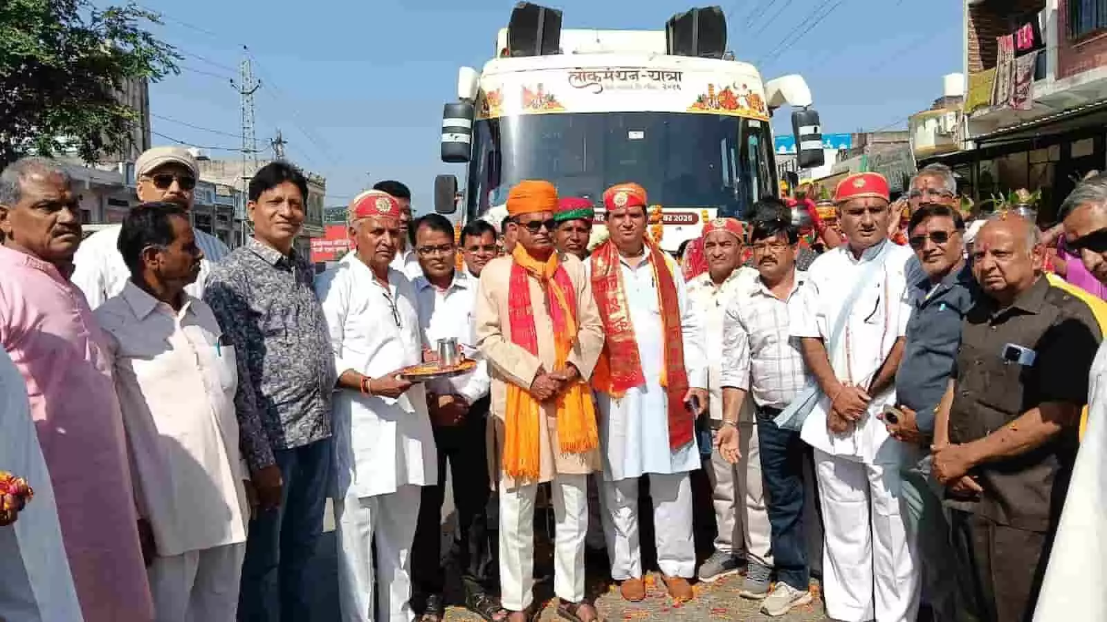 तस्वीर में लोक मंथन यात्रा की बस के सामने पारंपरिक वेशभूषा में खड़े लोग दिख रहे हैं। तस्वीर में लोक मंथन यात्रा की बस के सामने पारंपरिक वेशभूषा में खड़े लोग दिख रहे हैं।