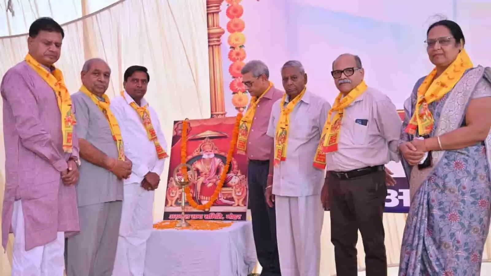 तस्वीर में नोहर के अग्रसेन भवन में आयोजित समारोह के दौरान महाराजा अग्रसेन के चित्र के सामने खड़े अतिथि दिख रहे हैं। तस्वीर में नोहर के अग्रसेन भवन में आयोजित समारोह के दौरान महाराजा अग्रसेन के चित्र के सामने खड़े अतिथि दिख रहे हैं।