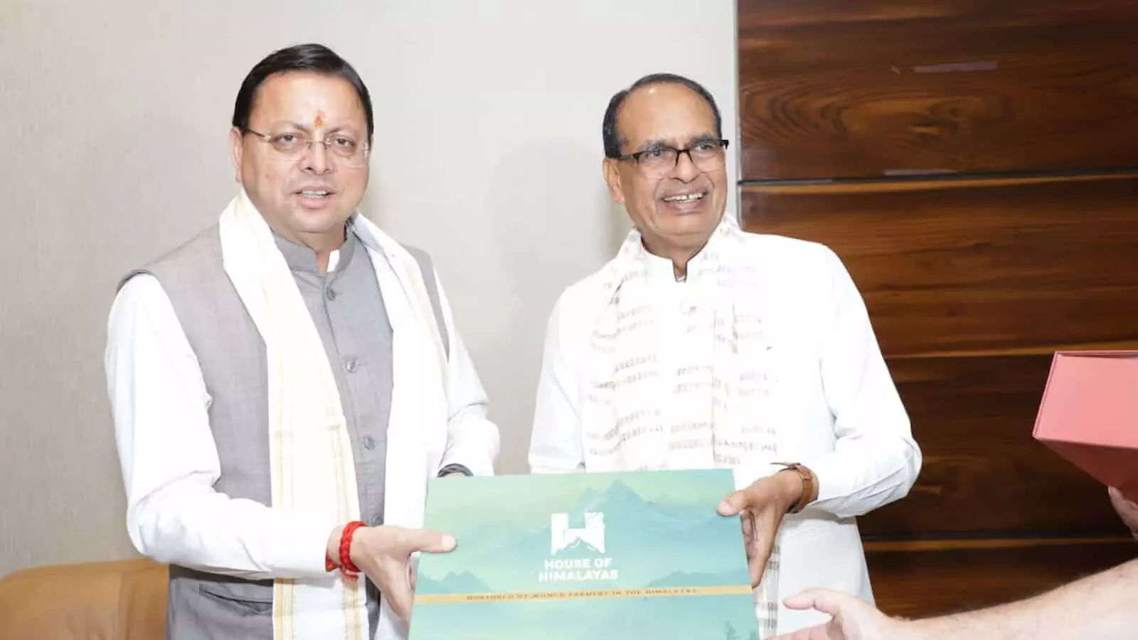 तस्वीर में मुख्यमंत्री पुष्कर सिंह धामी और केंद्रीय मंत्री शिवराज सिंह चौहान नई दिल्ली में मुलाकात करते हुए। तस्वीर में मुख्यमंत्री पुष्कर सिंह धामी और केंद्रीय मंत्री शिवराज सिंह चौहान नई दिल्ली में मुलाकात करते हुए।