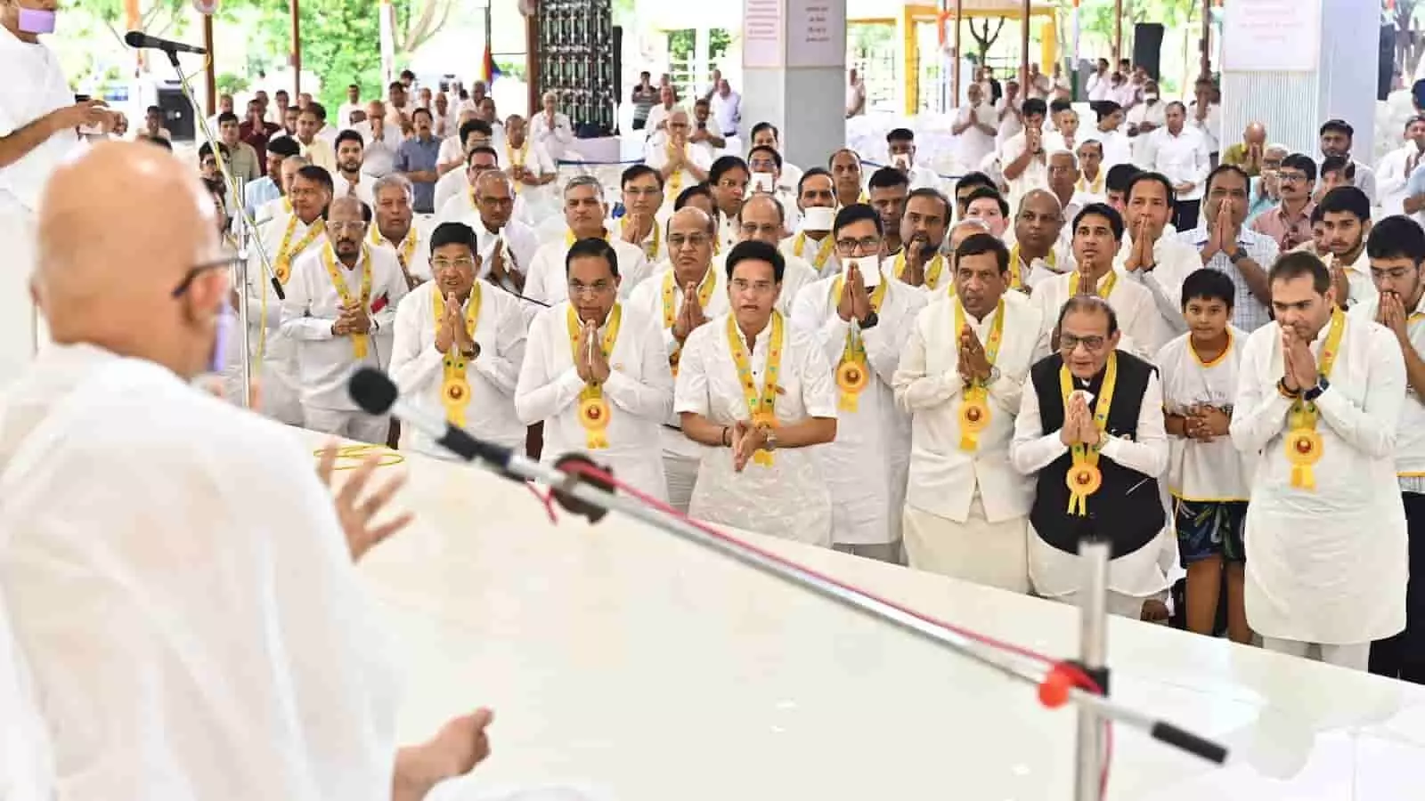धर्मसभा में हाथ जोड़कर जैन गुरु के समक्ष प्रार्थना करते भारतीय जैन महामंडल के सदस्य। धर्मसभा में हाथ जोड़कर जैन गुरु के समक्ष प्रार्थना करते भारतीय जैन महामंडल के सदस्य।