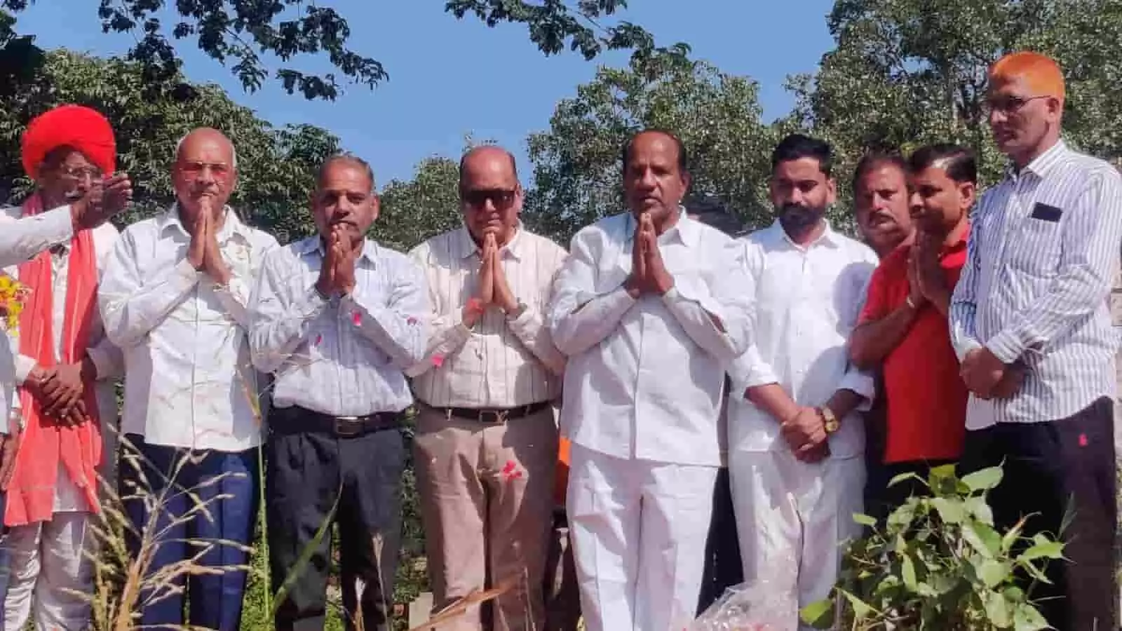 केलवाड़ा के सुंदरवास समाधि स्थल पर पूर्व मुख्यमंत्री हीरालाल देवपुरा की जयंती पर श्रद्धांजलि देते स्थानीय लोग केलवाड़ा के सुंदरवास समाधि स्थल पर पूर्व मुख्यमंत्री हीरालाल देवपुरा की जयंती पर श्रद्धांजलि देते स्थानीय लोग
