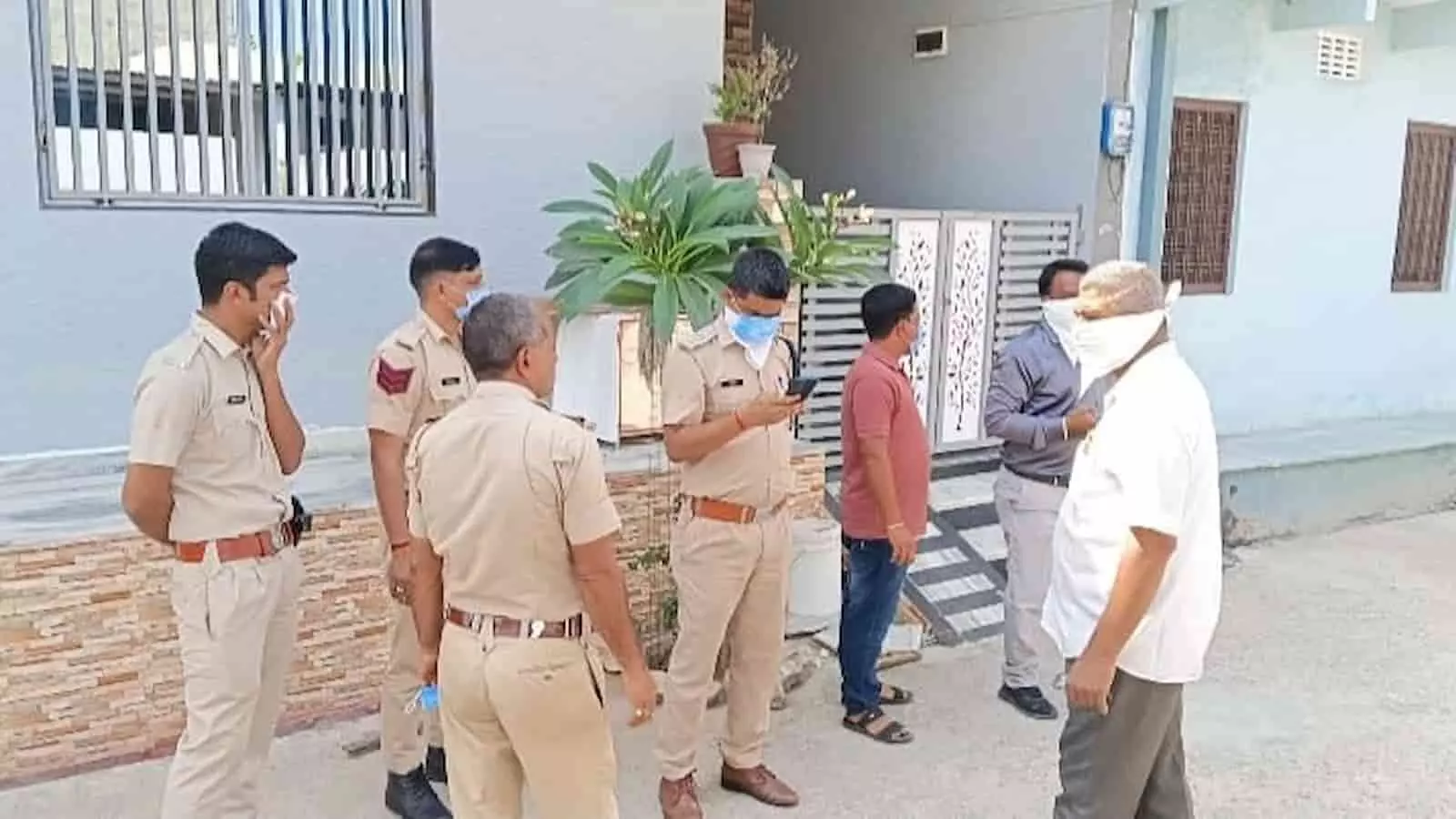 पुलिसकर्मी और स्थानीय लोग गंगापुर में उस मकान के बाहर खड़े हैं जहां सरकारी शिक्षक का शव मिला। पुलिसकर्मी और स्थानीय लोग गंगापुर में उस मकान के बाहर खड़े हैं जहां सरकारी शिक्षक का शव मिला।