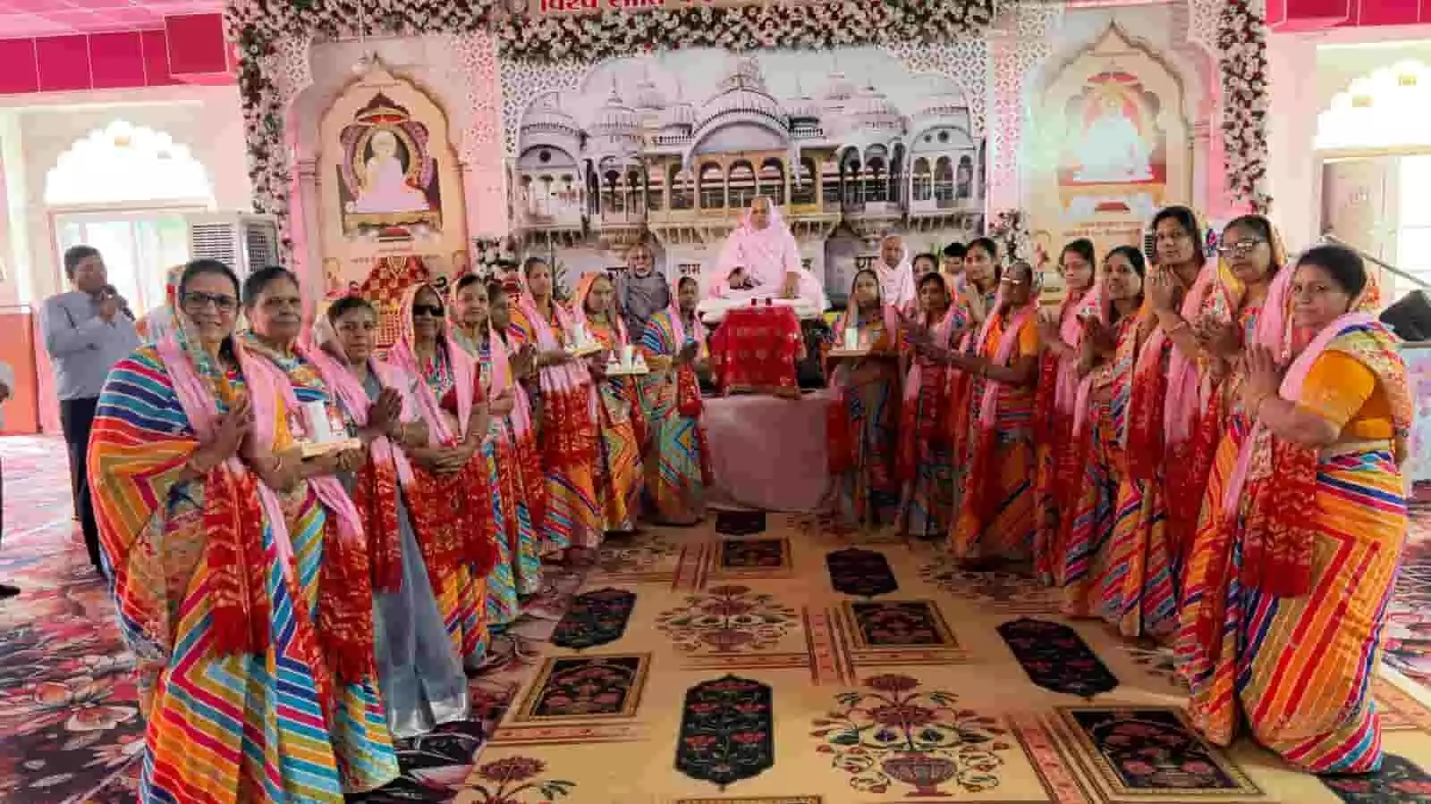 भीलवाड़ा में आचार्य रामदयालजी महाराज के सामने हाथ जोड़े खड़ी स्वरूपाबाई महिला मंडल की सदस्य। भीलवाड़ा में आचार्य रामदयालजी महाराज के सामने हाथ जोड़े खड़ी स्वरूपाबाई महिला मंडल की सदस्य।