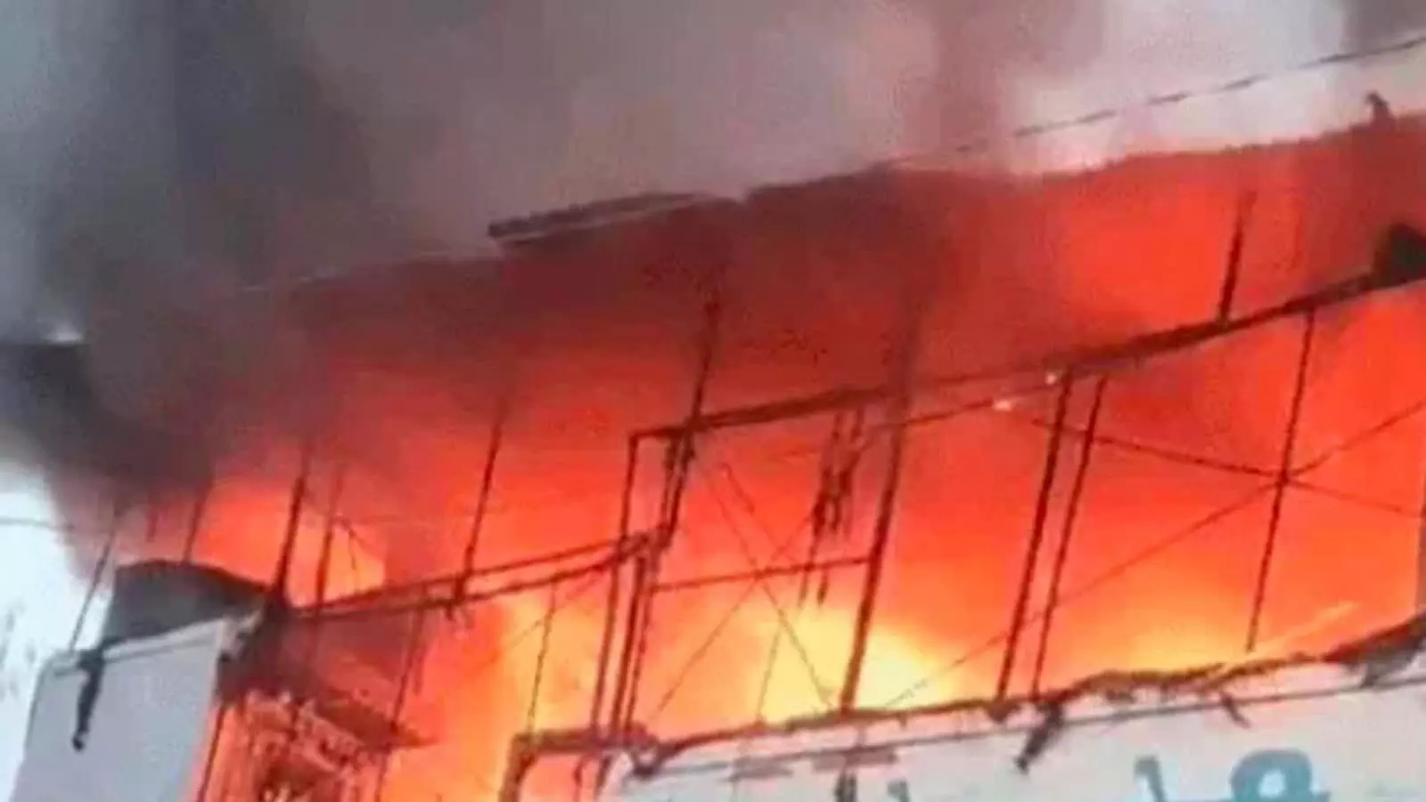 तस्वीर में दिख रही भीलवाड़ा की दुकान से उठती आग की लपटें और धुएं का गुबार। तस्वीर में दिख रही भीलवाड़ा की दुकान से उठती आग की लपटें और धुएं का गुबार।