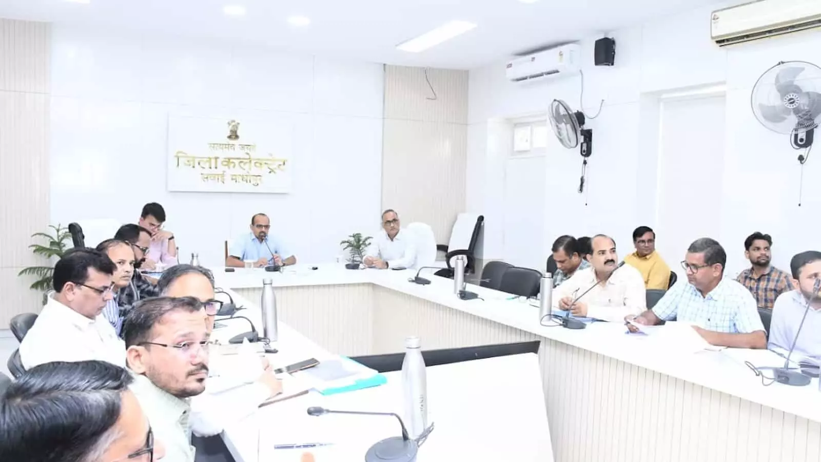कलेक्ट्रेट सभागार में समीक्षा बैठक के दौरान जिला कलक्टर काना राम व अन्य जिला स्तरीय अधिकारी कलेक्ट्रेट सभागार में समीक्षा बैठक के दौरान जिला कलक्टर काना राम व अन्य जिला स्तरीय अधिकारी