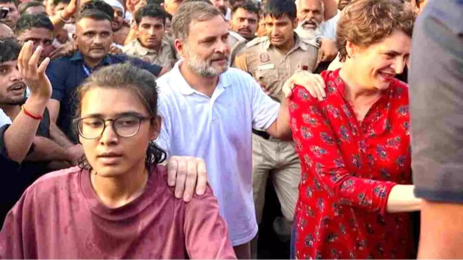 दिल्ली में विरोध प्रदर्शन के दौरान राहुल गांधी और प्रियंका गांधी वाड्रा के साथ नजर आ रहीं छात्र नेता नेहा बोरा| दिल्ली में विरोध प्रदर्शन के दौरान राहुल गांधी और प्रियंका गांधी वाड्रा के साथ नजर आ रहीं छात्र नेता नेहा बोरा|