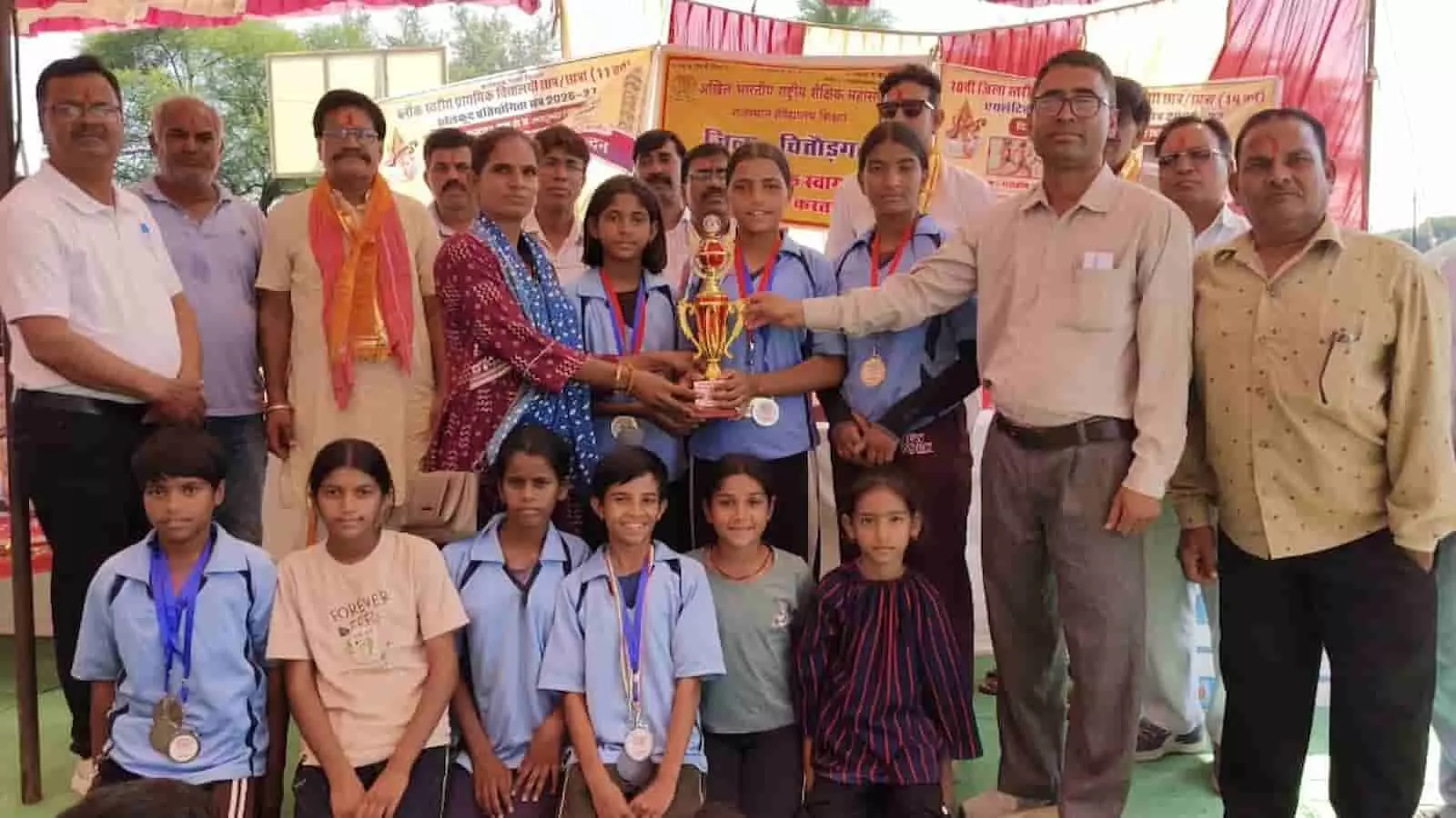 तस्वीर में खेल प्रतियोगिता के समापन पर पुरस्कार और मेडल के साथ खड़े छात्र तथा अतिथि दिख रहे हैं। तस्वीर में खेल प्रतियोगिता के समापन पर पुरस्कार और मेडल के साथ खड़े छात्र तथा अतिथि दिख रहे हैं।