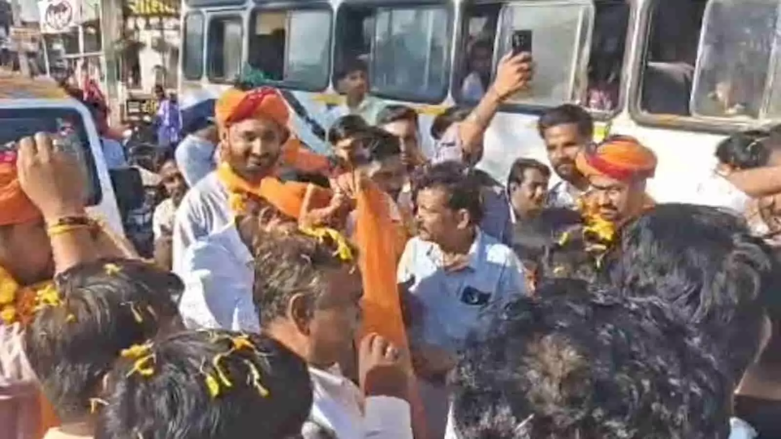 तस्वीर में आकोला में यूथ कांग्रेस पदाधिकारियों का साफा पहनाकर स्वागत करते लोग दिख रहे हैं। तस्वीर में आकोला में यूथ कांग्रेस पदाधिकारियों का साफा पहनाकर स्वागत करते लोग दिख रहे हैं।