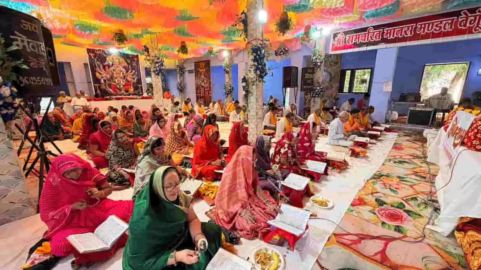 तस्वीर में रंग-बिरंगे पंडाल के नीचे फर्श पर बैठकर रामचरितमानस की पुस्तकें पढ़ते श्रद्धालु। तस्वीर में रंग-बिरंगे पंडाल के नीचे फर्श पर बैठकर रामचरितमानस की पुस्तकें पढ़ते श्रद्धालु।