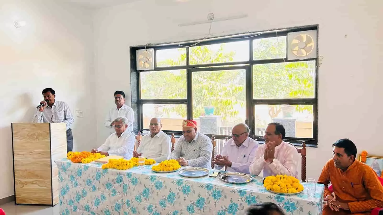 भीलवाड़ा के माहेश्वरी बालक छात्रावास में आयोजित कार्यक्रम में मंच पर बैठे नए पदाधिकारी। भीलवाड़ा के माहेश्वरी बालक छात्रावास में आयोजित कार्यक्रम में मंच पर बैठे नए पदाधिकारी।