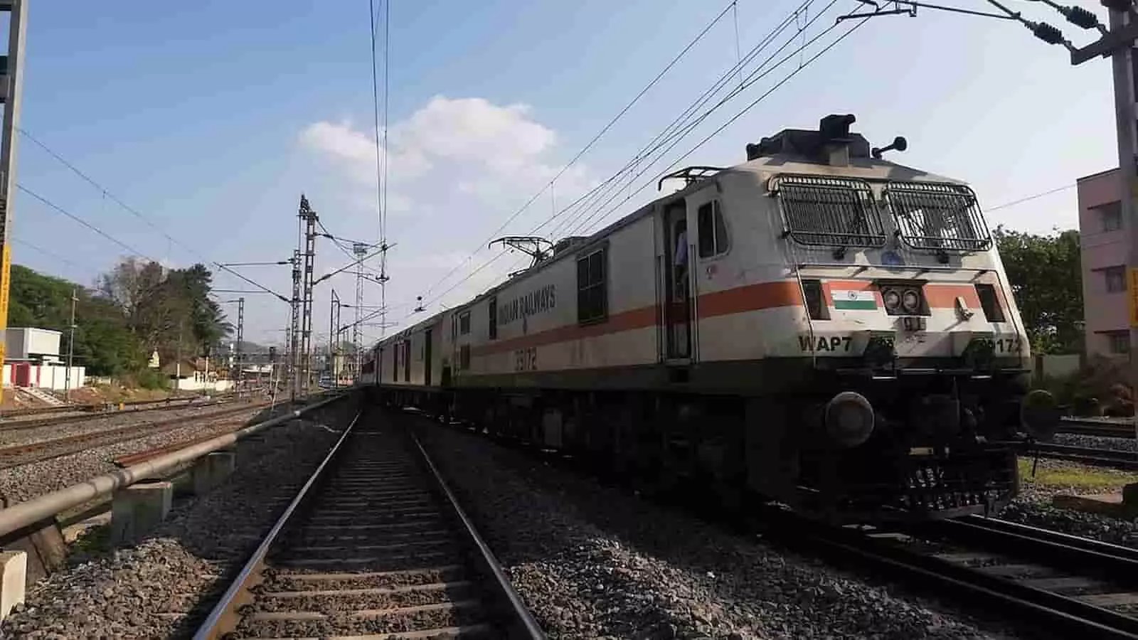 रेलवे ट्रैक पर खड़ी भारतीय रेल की एक ट्रेन का लोकोमोटिव इंजन रेलवे ट्रैक पर खड़ी भारतीय रेल की एक ट्रेन का लोकोमोटिव इंजन