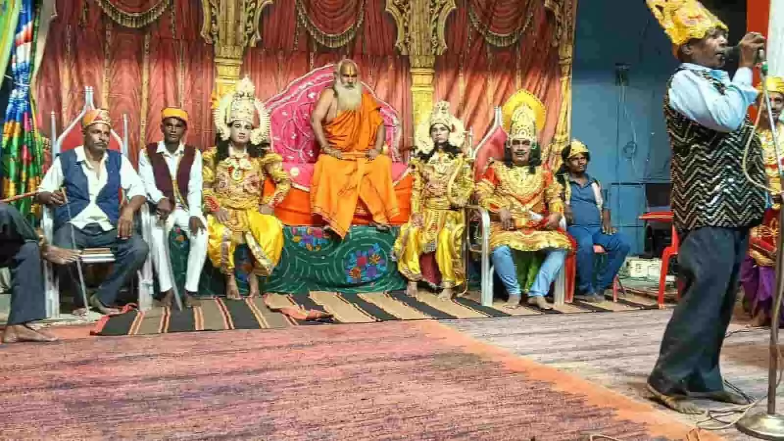 शिव बगीचे में रामलीला मंच पर बैठे कलाकारों का दृश्य। शिव बगीचे में रामलीला मंच पर बैठे कलाकारों का दृश्य।