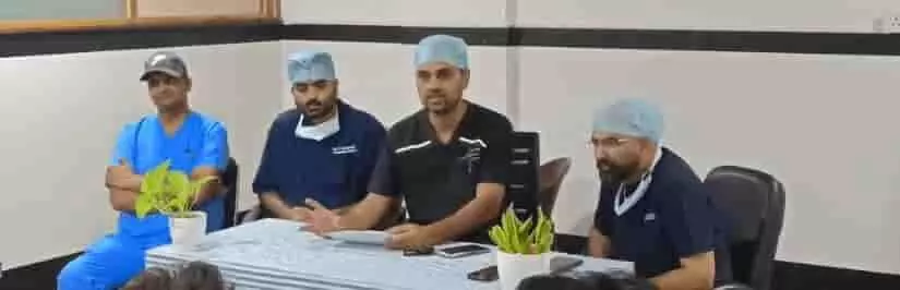 तस्वीर में कोटा में प्रेस कॉन्फ्रेंस के दौरान जानकारी देते ऑर्थोपेडिक विशेषज्ञ डॉ. दुर्गा शंकर ढिल्लन。 तस्वीर में कोटा में प्रेस कॉन्फ्रेंस के दौरान जानकारी देते ऑर्थोपेडिक विशेषज्ञ डॉ. दुर्गा शंकर ढिल्लन。