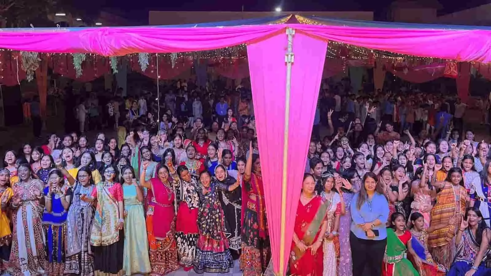 तस्वीर में कोटा के ध्रुव कैम्पस में मोशन रास-गरबा नाइट में उपस्थित छात्र-छात्राएं। तस्वीर में कोटा के ध्रुव कैम्पस में मोशन रास-गरबा नाइट में उपस्थित छात्र-छात्राएं।