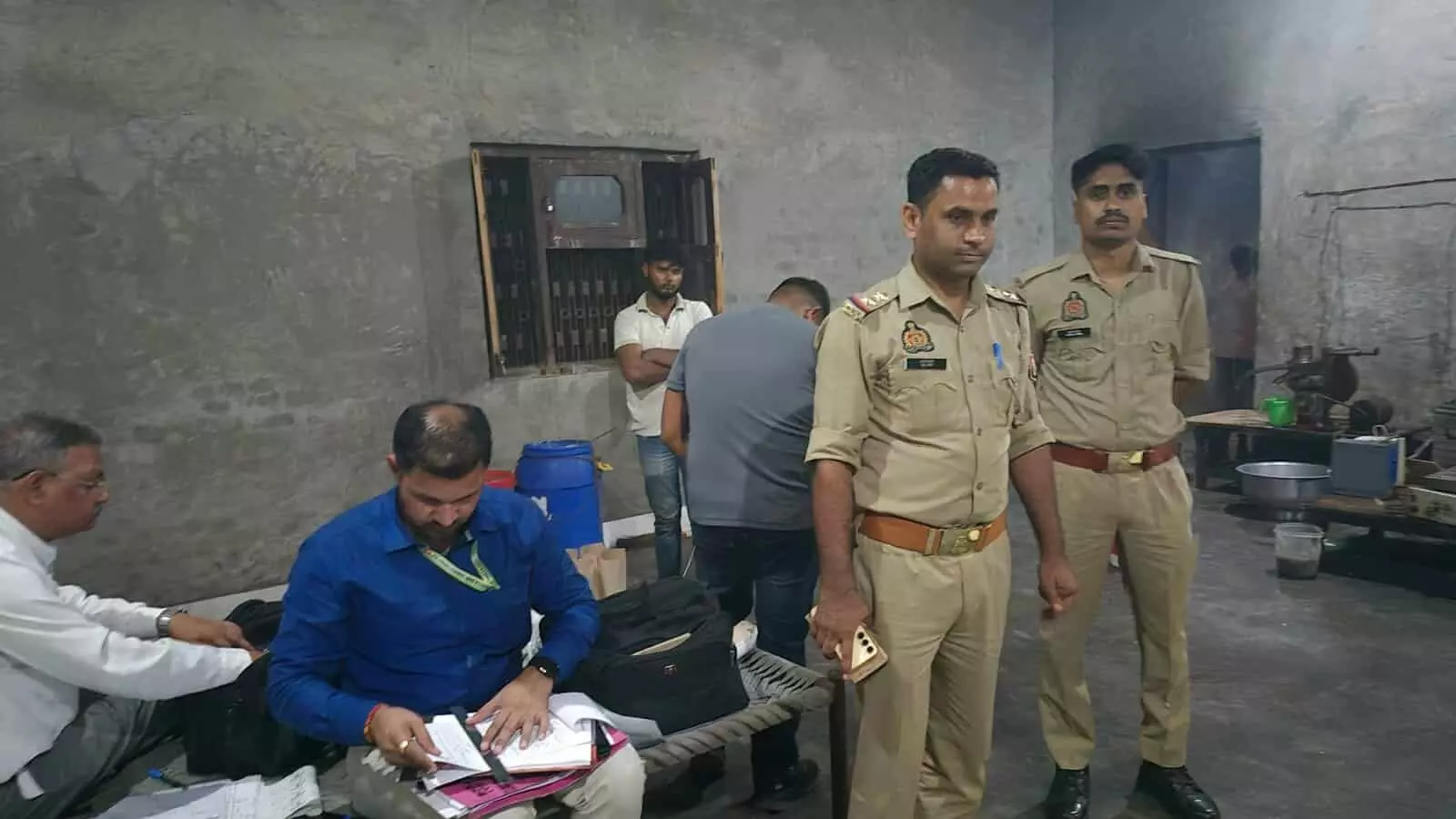 छापेमारी के दौरान हापुड़ की अवैध मावा फैक्ट्री में बैठे अधिकारी और जांच करते हुए कर्मचारी। छापेमारी के दौरान हापुड़ की अवैध मावा फैक्ट्री में बैठे अधिकारी और जांच करते हुए कर्मचारी।