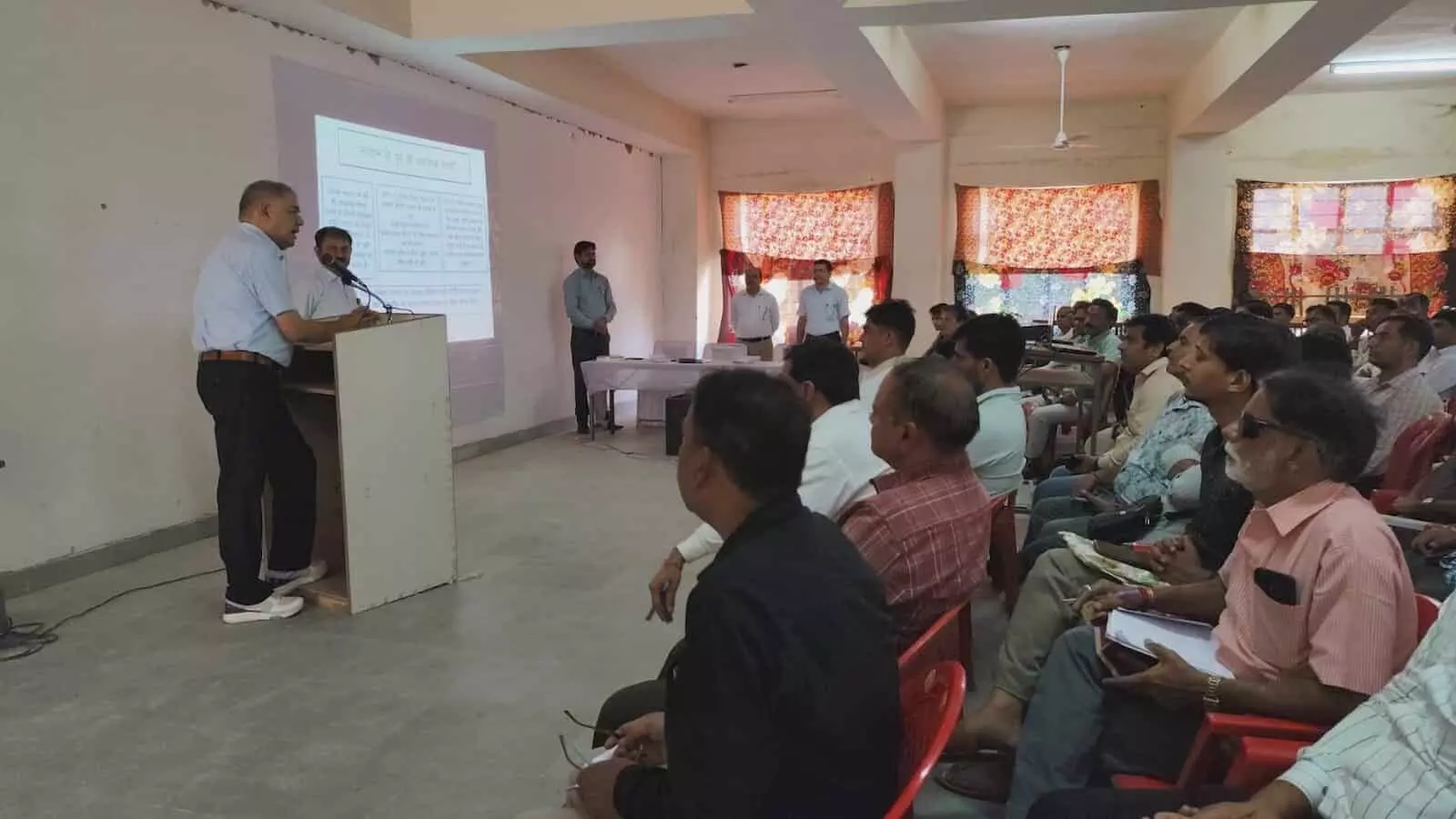 पॉलिटेक्निक कॉलेज करौली में पंचायतीराज चुनाव के लिए मतदान दलों को प्रशिक्षण देते अधिकारी। पॉलिटेक्निक कॉलेज करौली में पंचायतीराज चुनाव के लिए मतदान दलों को प्रशिक्षण देते अधिकारी।