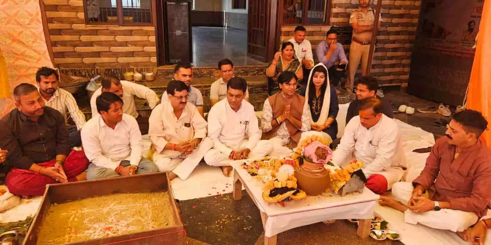 हापुड़ के मंदिर परिसर में महायज्ञ अनुष्ठान के दौरान पूजा-अर्चना करते हुए स्थानीय प्रतिनिधि। हापुड़ के मंदिर परिसर में महायज्ञ अनुष्ठान के दौरान पूजा-अर्चना करते हुए स्थानीय प्रतिनिधि।
