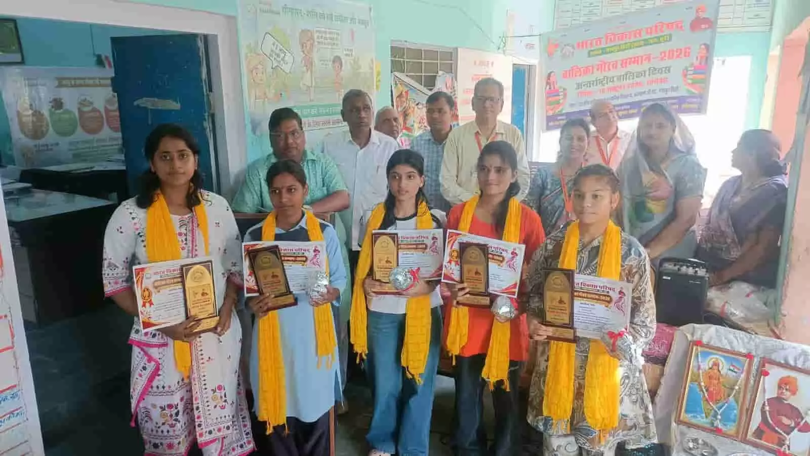गंगापुर सिटी के स्कूल में बालिका गौरव सम्मान समारोह के दौरान मंच पर दीप प्रज्वलित करते अतिथि। गंगापुर सिटी के स्कूल में बालिका गौरव सम्मान समारोह के दौरान मंच पर दीप प्रज्वलित करते अतिथि।