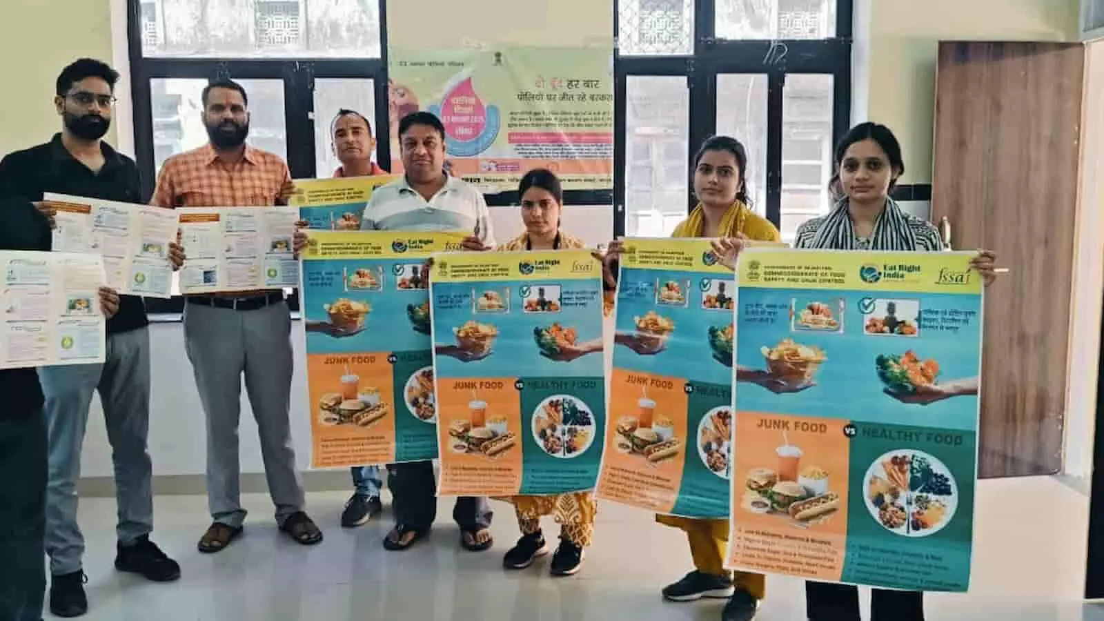 शहरी प्राथमिक स्वास्थ्य केंद्र बजरिया में सही खान-पान, स्वस्थ राजस्थान अभियान के तहत स्वास्थ्य कर्मियों द्वारा मरीजों को पोषण और खाद्य सुरक्षा के प्रति जागरूक किया गया। शहरी प्राथमिक स्वास्थ्य केंद्र बजरिया में सही खान-पान, स्वस्थ राजस्थान अभियान के तहत स्वास्थ्य कर्मियों द्वारा मरीजों को पोषण और खाद्य सुरक्षा के प्रति जागरूक किया गया।