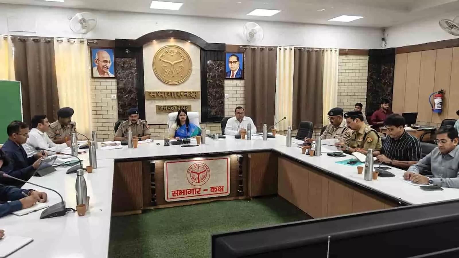 तस्वीर में हापुड़ कलेक्ट्रेट सभागार में अधिकारियों के साथ समीक्षा बैठक करतीं जिलाधिकारी। तस्वीर में हापुड़ कलेक्ट्रेट सभागार में अधिकारियों के साथ समीक्षा बैठक करतीं जिलाधिकारी।