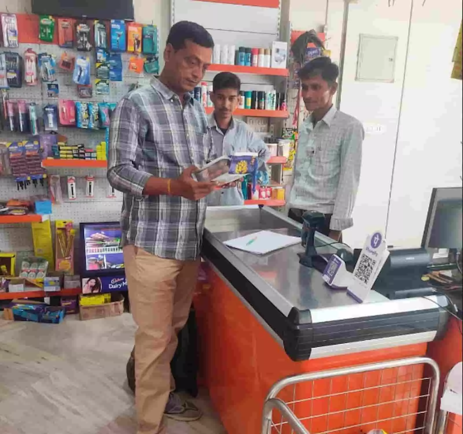 दुकान के काउंटर पर विधिक माप विज्ञान विभाग के अधिकारियों द्वारा निरीक्षण किया गया, जिसमें बाएं से दाएं अधिकारी दस्तावेजों की जांच करते हुए और दुकान के कर्मचारी खड़े दिखाई दे रहे हैं। दुकान के काउंटर पर विधिक माप विज्ञान विभाग के अधिकारियों द्वारा निरीक्षण किया गया, जिसमें बाएं से दाएं अधिकारी दस्तावेजों की जांच करते हुए और दुकान के कर्मचारी खड़े दिखाई दे रहे हैं।