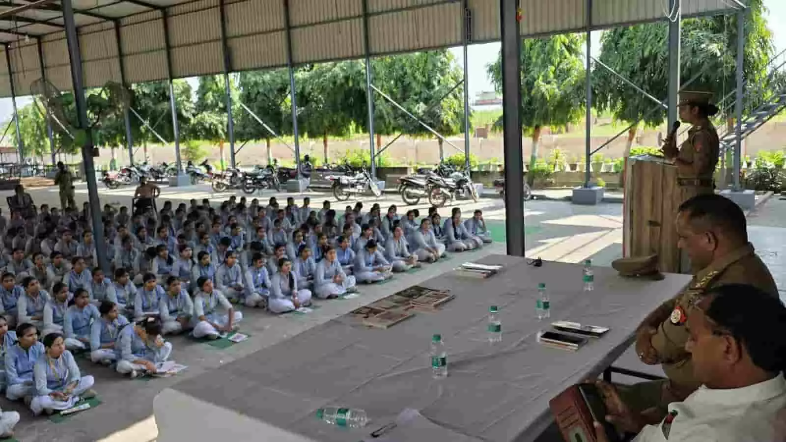 तस्वीर में सरस्वती विद्या मंदिर स्कूल गढ़मुक्तेश्वर में मिशन शक्ति अभियान के तहत छात्राओं को जागरूक करते पुलिस अधिकारी। तस्वीर में सरस्वती विद्या मंदिर स्कूल गढ़मुक्तेश्वर में मिशन शक्ति अभियान के तहत छात्राओं को जागरूक करते पुलिस अधिकारी।