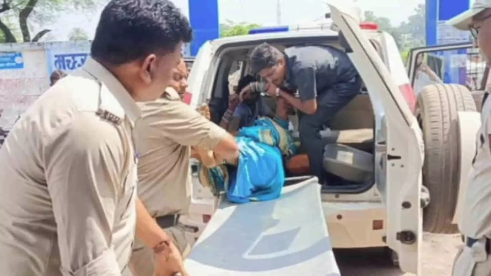 तस्वीर में पुलिस कर्मी गाड़ी से घायल व्यक्ति को अस्पताल ले जाने के लिए स्ट्रेचर पर ले जाते हुए। तस्वीर में पुलिस कर्मी गाड़ी से घायल व्यक्ति को अस्पताल ले जाने के लिए स्ट्रेचर पर ले जाते हुए।