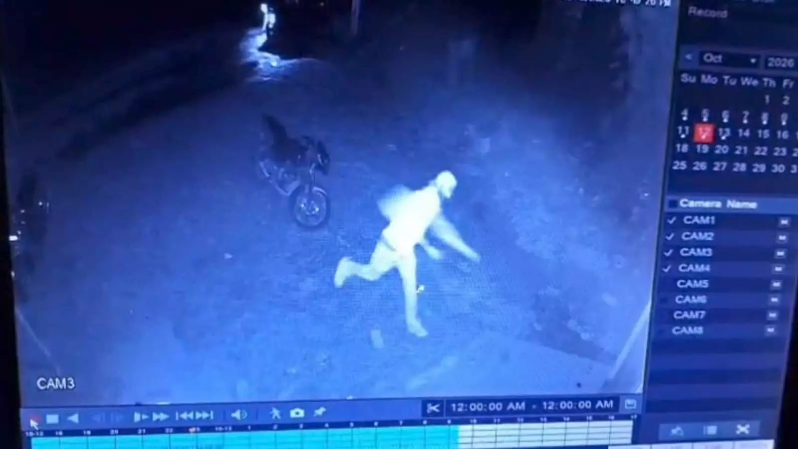 तस्वीर में हापुड़ में शराब की दुकान के बाहर लगे सीसीटीवी कैमरे में एक युवक ठेके पर पथराव करते हुए दिख रहा है। तस्वीर में हापुड़ में शराब की दुकान के बाहर लगे सीसीटीवी कैमरे में एक युवक ठेके पर पथराव करते हुए दिख रहा है।