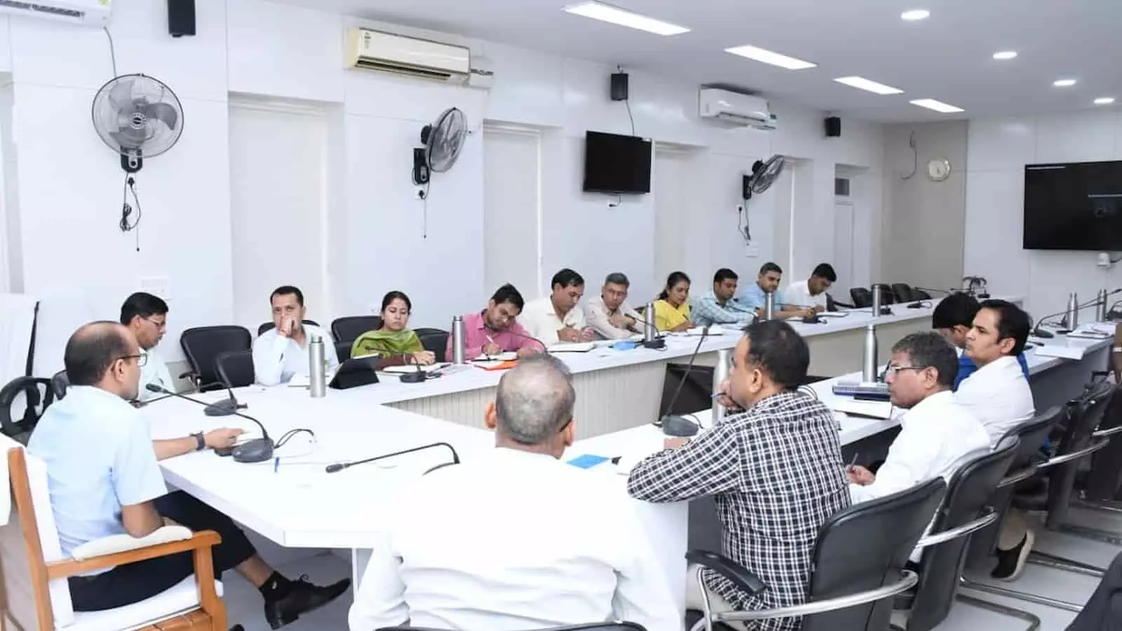 कलक्ट्रेट सभागार की मेज पर बैठकर चुनावी तैयारियों की समीक्षा करते प्रशासनिक अधिकारी कलक्ट्रेट सभागार की मेज पर बैठकर चुनावी तैयारियों की समीक्षा करते प्रशासनिक अधिकारी