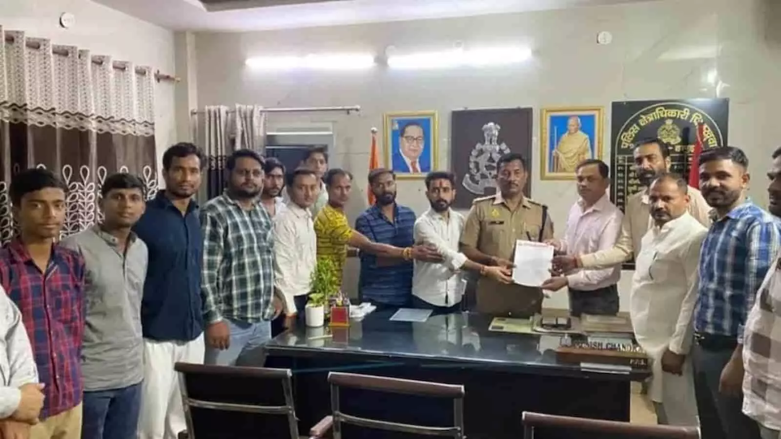 तस्वीर में हिंदू संगठन के प्रतिनिधि हापुड़ के सीओ को ज्ञापन सौंपते हुए दिख रहे हैं तस्वीर में हिंदू संगठन के प्रतिनिधि हापुड़ के सीओ को ज्ञापन सौंपते हुए दिख रहे हैं