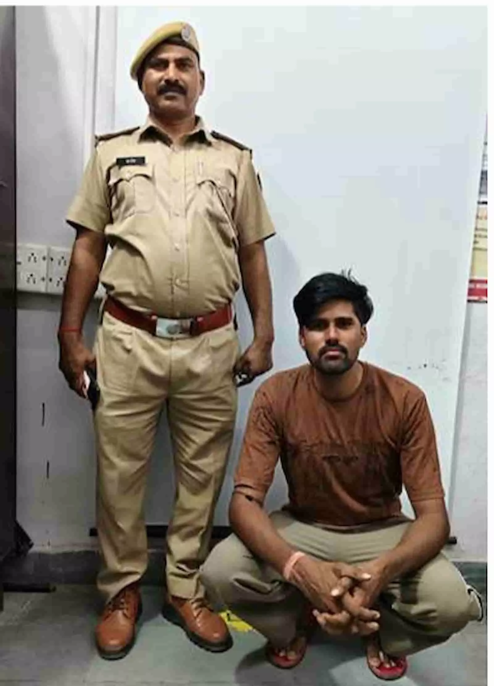 पुलिस अधिकारी के साथ चौथ का बरवाड़ा थाने में खड़े अवैध बजरी खनन मामले के वांछित आरोपी राजेश मीना। पुलिस अधिकारी के साथ चौथ का बरवाड़ा थाने में खड़े अवैध बजरी खनन मामले के वांछित आरोपी राजेश मीना।