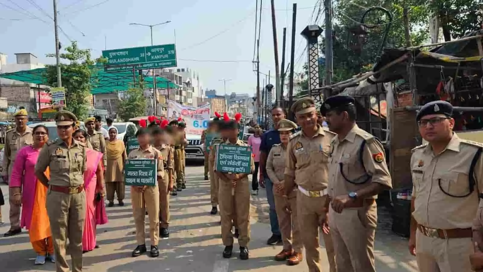 तस्वीर में हापुड़ में मिशन शक्ति फेज-6 के तहत महिला सुरक्षा जागरूकता रैली निकालते पुलिसकर्मी और कैडेट्स नजर आ रहे हैं। तस्वीर में हापुड़ में मिशन शक्ति फेज-6 के तहत महिला सुरक्षा जागरूकता रैली निकालते पुलिसकर्मी और कैडेट्स नजर आ रहे हैं।