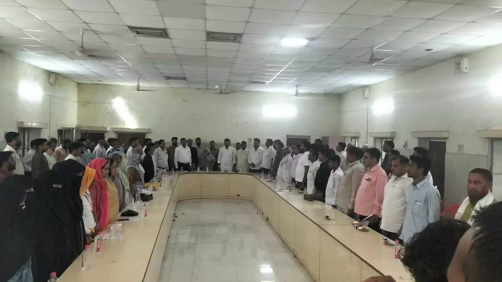 पंचायत समिति सभागार में आयोजित नगर परिषद की पहली साधारण सभा की बैठक में वार्ड 38 की समस्याओं पर चर्चा करते पार्षद. पंचायत समिति सभागार में आयोजित नगर परिषद की पहली साधारण सभा की बैठक में वार्ड 38 की समस्याओं पर चर्चा करते पार्षद.