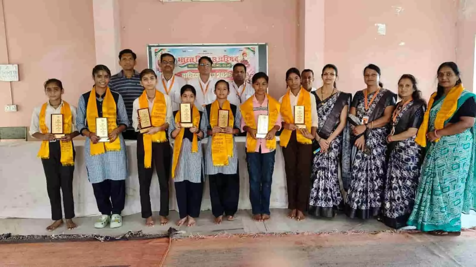 स्मृति चिह्न और पीला दुपट्टा पहने सम्मानित छात्राएं भारत विकास परिषद् के पदाधिकारियों के साथ खड़ी हैं। स्मृति चिह्न और पीला दुपट्टा पहने सम्मानित छात्राएं भारत विकास परिषद् के पदाधिकारियों के साथ खड़ी हैं।