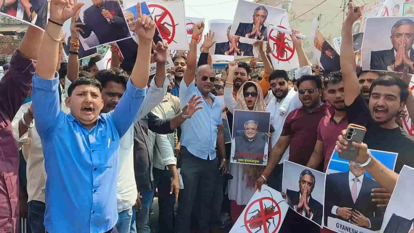 हाथरस की सड़क पर मुख्य चुनाव आयुक्त ज्ञानेश कुमार की तस्वीरें हाथों में लेकर नारेबाजी करते युवा कार्यकर्ता। हाथरस की सड़क पर मुख्य चुनाव आयुक्त ज्ञानेश कुमार की तस्वीरें हाथों में लेकर नारेबाजी करते युवा कार्यकर्ता।