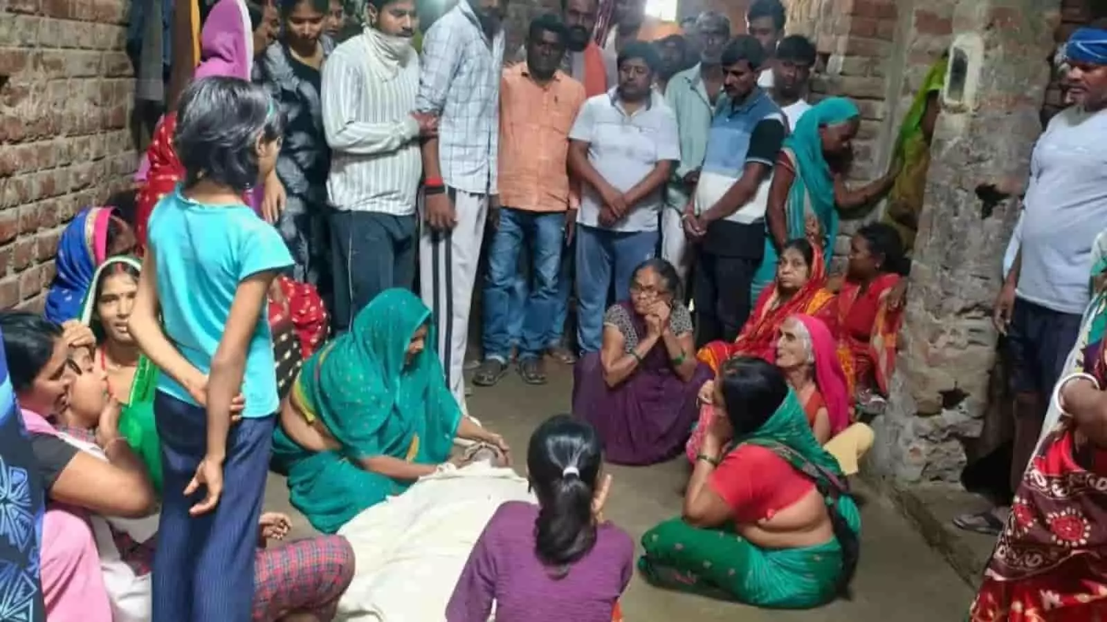 औरंगाबाद के कुटुंबा में करंट से मृत किसान के घर जुटे ग्रामीण औरंगाबाद के कुटुंबा में करंट से मृत किसान के घर जुटे ग्रामीण