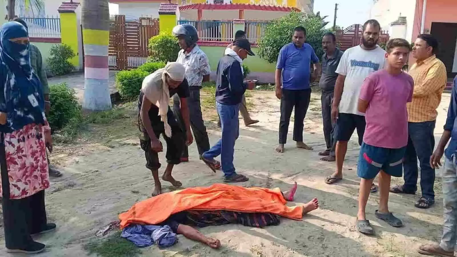 सड़क हादसे के बाद मौके पर जुटे ग्रामीण और पुलिसकर्मी अमेठी में। सड़क हादसे के बाद मौके पर जुटे ग्रामीण और पुलिसकर्मी अमेठी में।