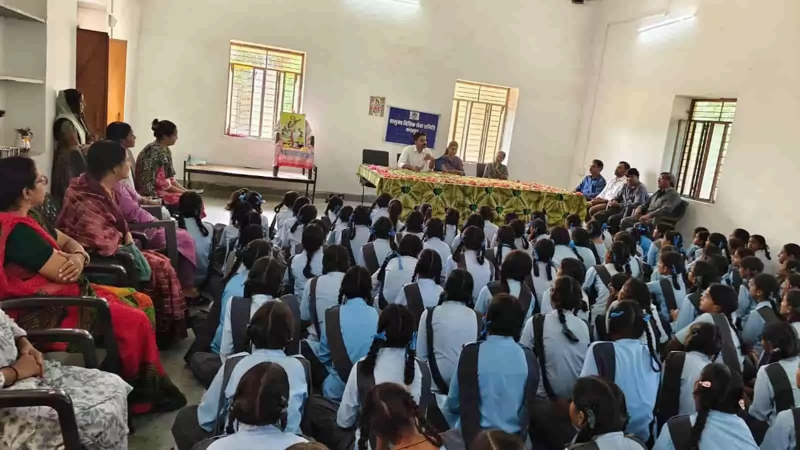 विद्यालय परिसर में आयोजित विधिक जागरूकता शिविर में उपस्थित न्यायिक अधिकारी और छात्राएं। विद्यालय परिसर में आयोजित विधिक जागरूकता शिविर में उपस्थित न्यायिक अधिकारी और छात्राएं।