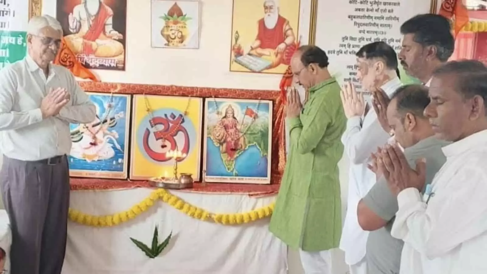 तस्वीर में मांगरोल के आदर्श विद्या मंदिर में माँ दुर्गा की महाआरती के दौरान प्रार्थना करते पदाधिकारी तस्वीर में मांगरोल के आदर्श विद्या मंदिर में माँ दुर्गा की महाआरती के दौरान प्रार्थना करते पदाधिकारी