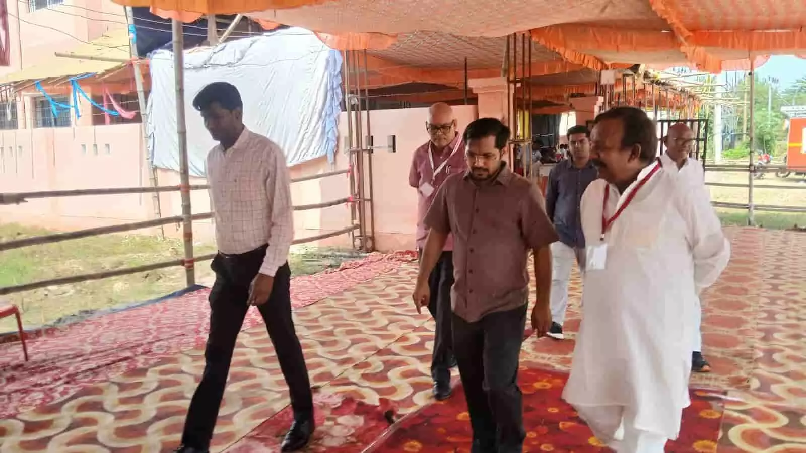 चंदौली में ईवीएम वेयरहाउस परिसर का निरीक्षण करते जिला प्रशासन अधिकारी और राजनीतिक दलों के प्रतिनिधि। चंदौली में ईवीएम वेयरहाउस परिसर का निरीक्षण करते जिला प्रशासन अधिकारी और राजनीतिक दलों के प्रतिनिधि।