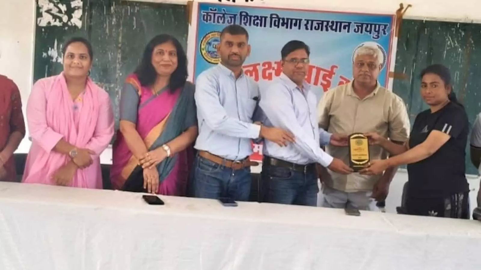 राजकीय महाविद्यालय बारां में रानी लक्ष्मीबाई केंद्र के अंतर्गत आयोजित आत्मरक्षा प्रशिक्षण कार्यक्रम में भाग लेते हुए संकाय सदस्य। राजकीय महाविद्यालय बारां में रानी लक्ष्मीबाई केंद्र के अंतर्गत आयोजित आत्मरक्षा प्रशिक्षण कार्यक्रम में भाग लेते हुए संकाय सदस्य।
