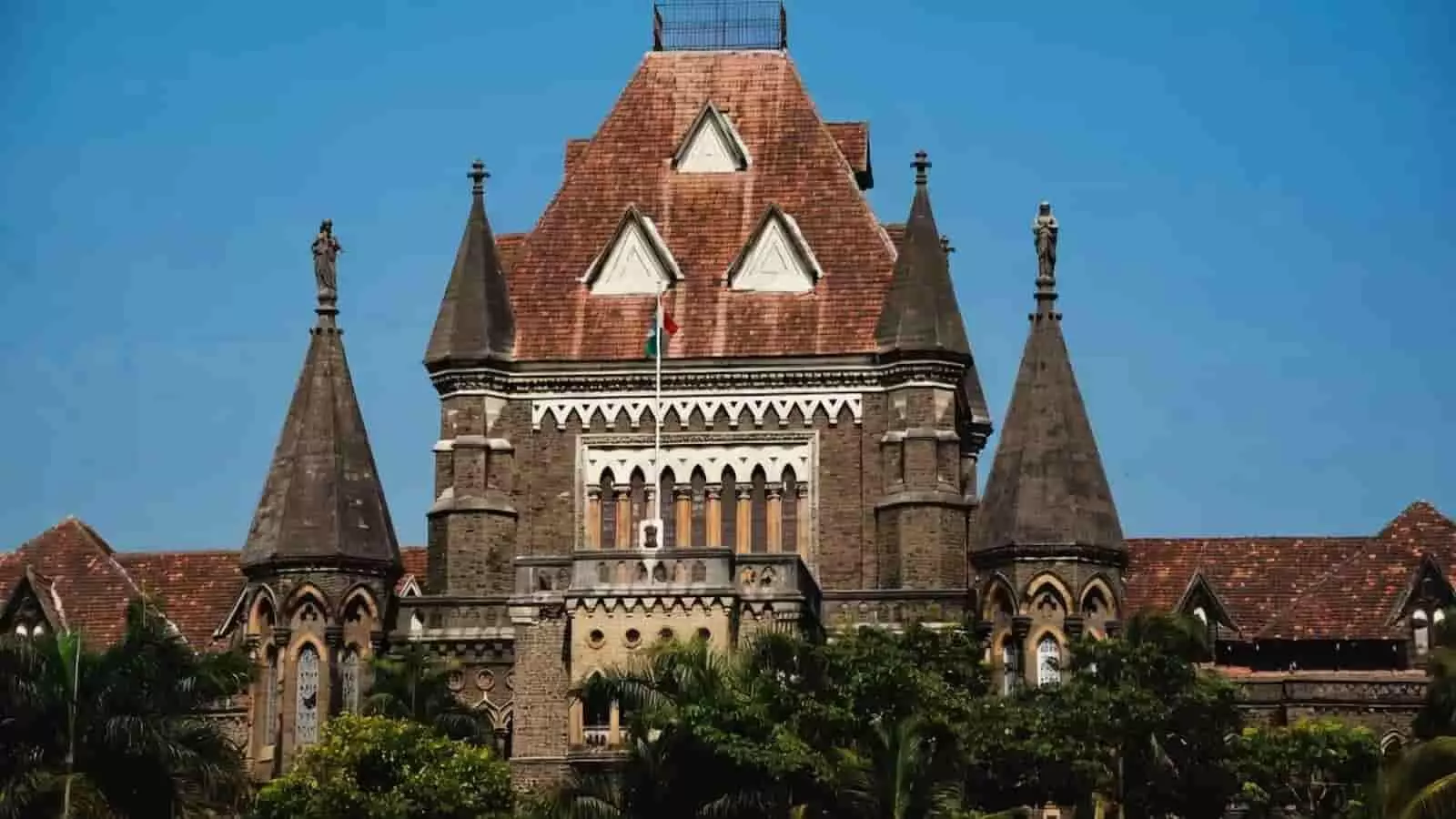 तस्वीर में मुंबई स्थित बॉम्बे हाई कोर्ट की ऐतिहासिक इमारत धर्मांतरण फैसले के संदर्भ में दिख रही है। तस्वीर में मुंबई स्थित बॉम्बे हाई कोर्ट की ऐतिहासिक इमारत धर्मांतरण फैसले के संदर्भ में दिख रही है।
